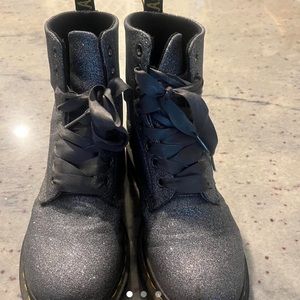 GREY SPARKLING DOCS